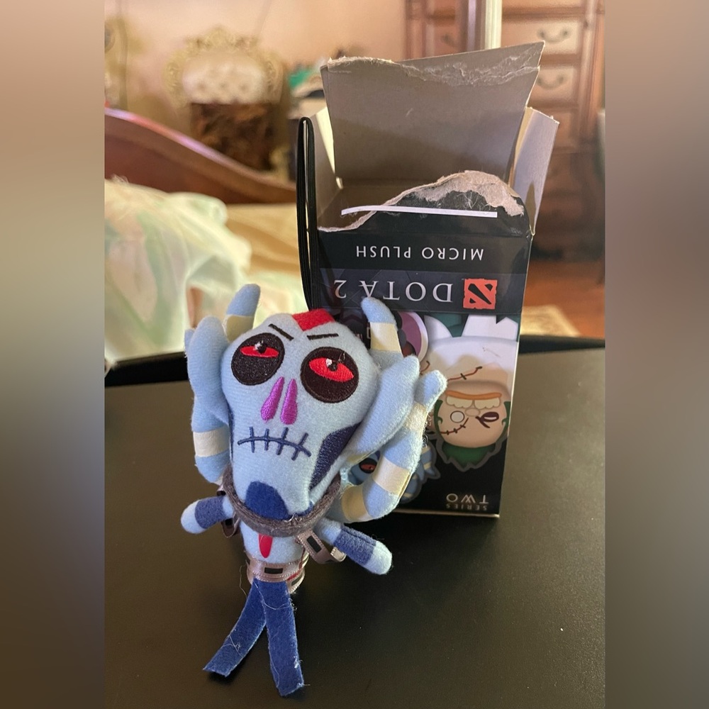 Dota 2 Series 2 Lich Micro Plush.
In its blind box and includes the code READ